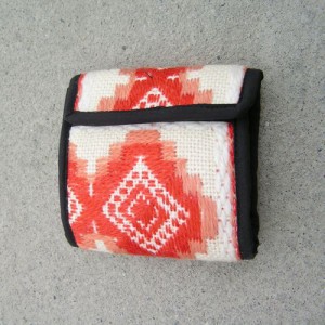 【フンザシリーズ】ウールの刺繍を使った、優しい雰囲気のお財布。